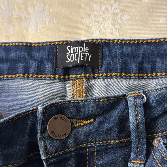 32. Simple Society dark wash skinny jeans. No distressing. Lots of stretch - Picture 4 of 8